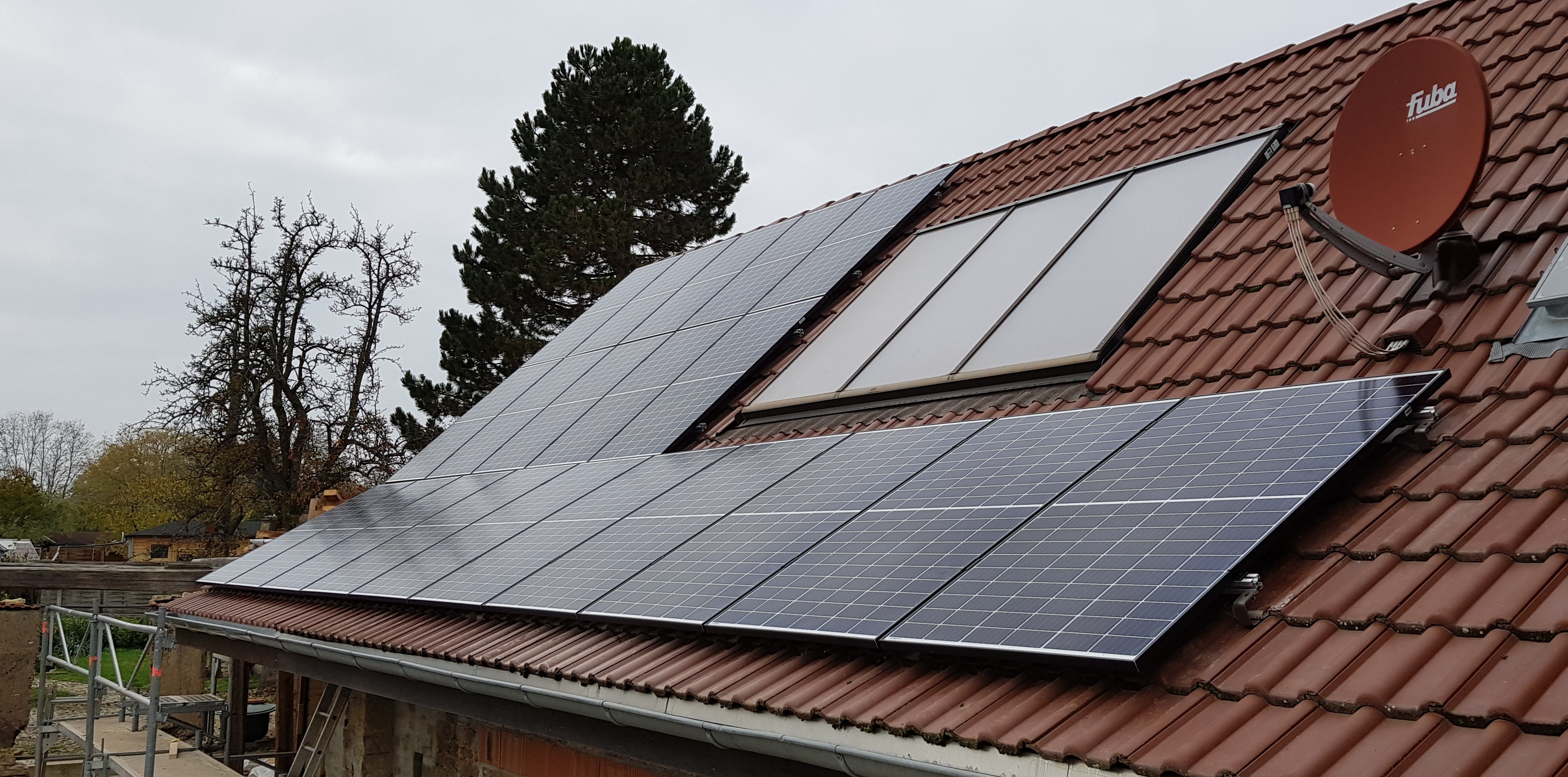 Photovoltaikanlage auf Ziegeldach mit Solarthermieanlage