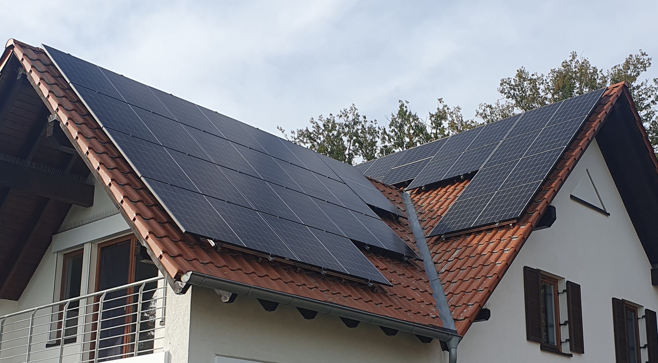 Gebäudeintegrierte Photovoltaikanlage an Hausfassade