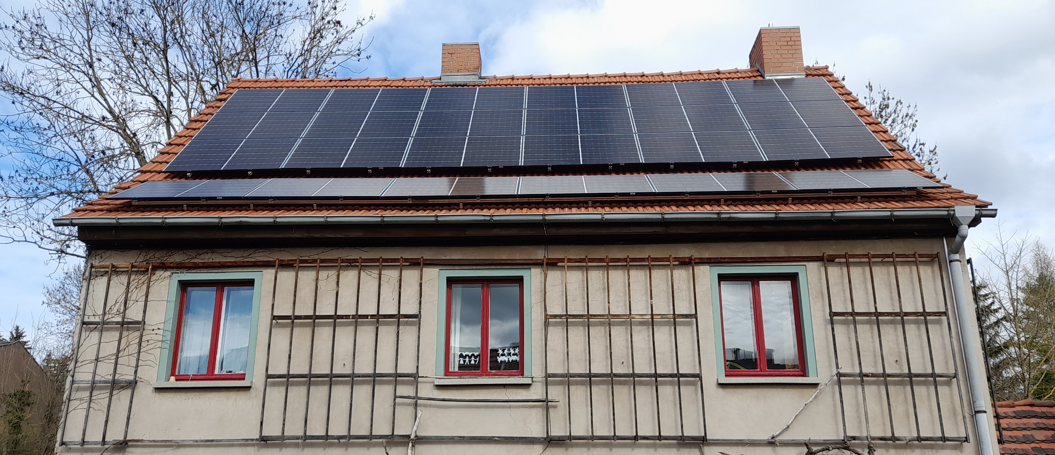 Große Photovoltaikanlage auf Einfamilienhaus