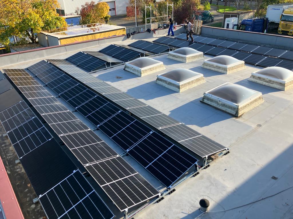 Photovoltaikanlage auf Flachdach eines Gewerbegebäudes