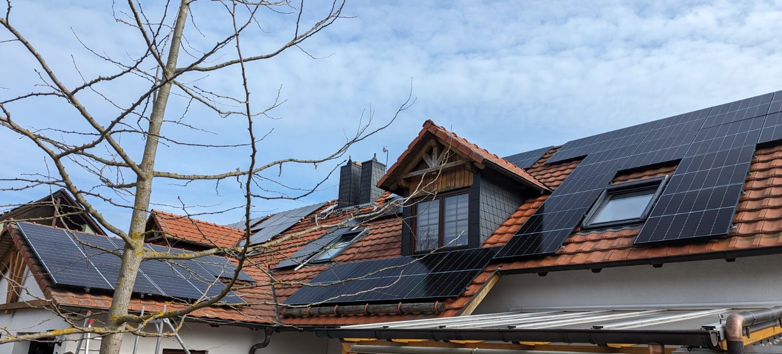 Photovoltaikanlage auf Wohnhaus mit mehreren Dachflächen