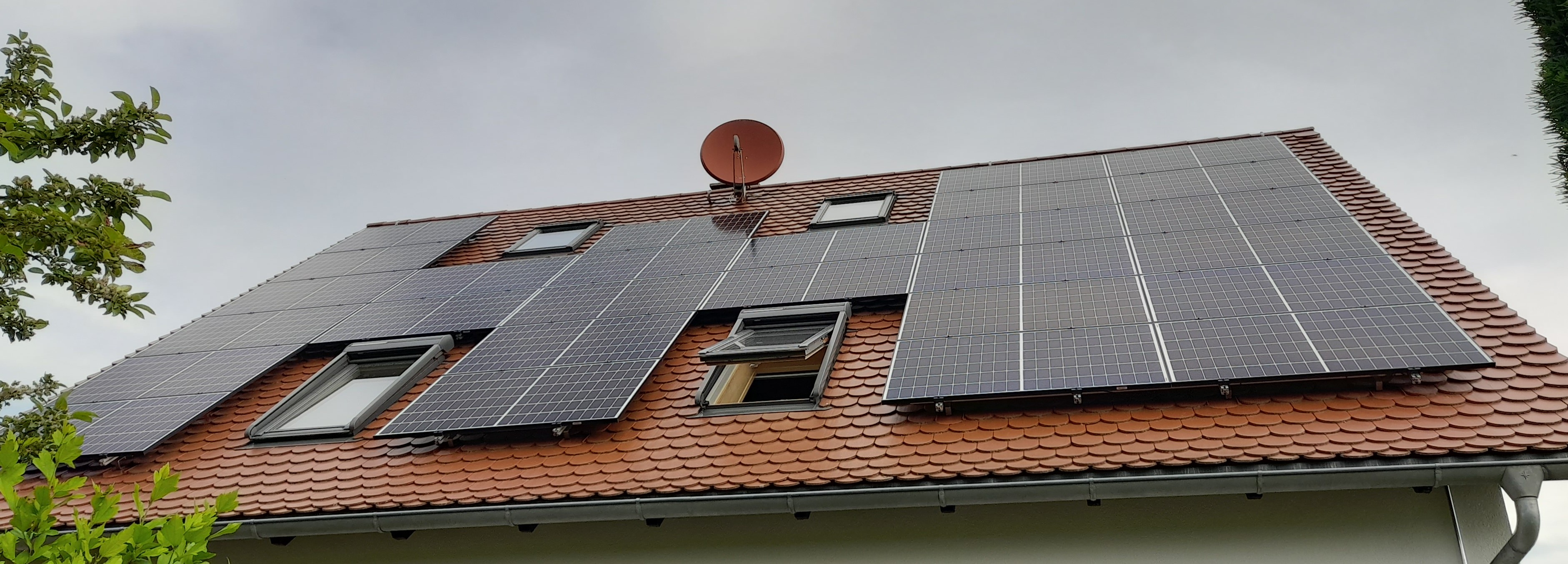 Große Photovoltaikanlage mit Dachfenstern