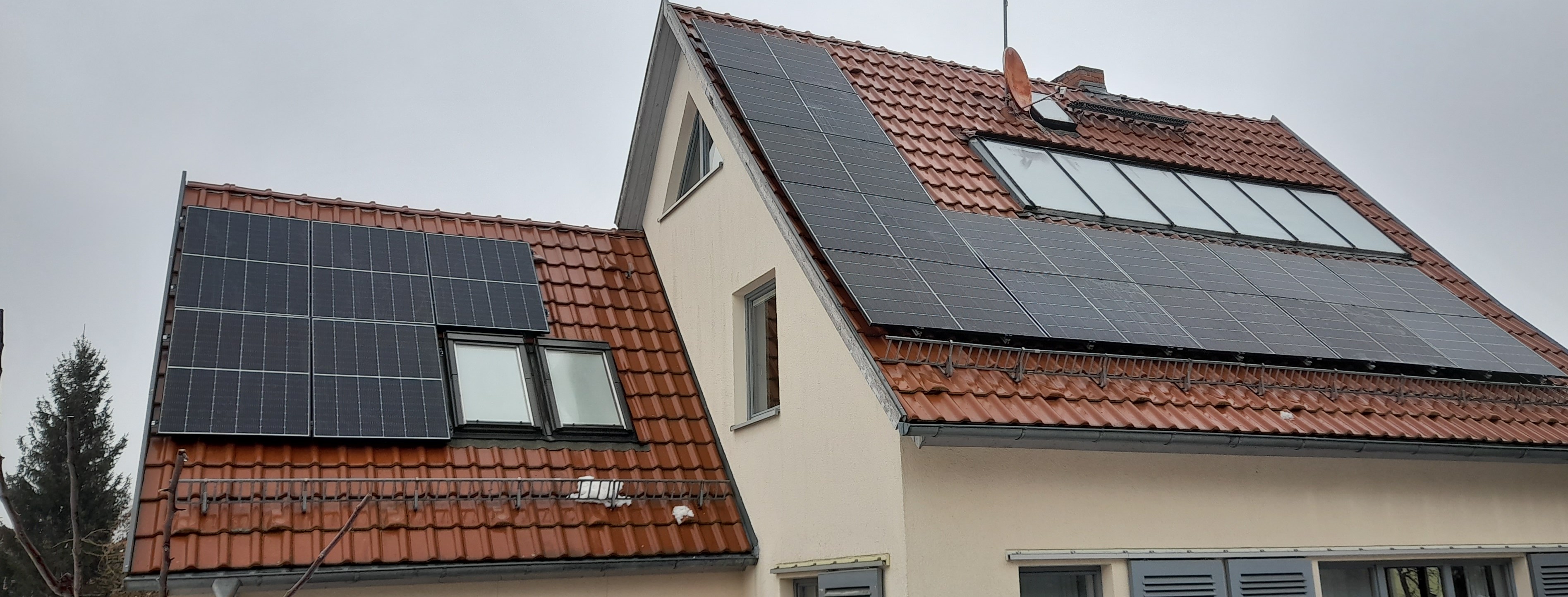 Photovoltaikanlage auf Einfamilienhaus mit mehreren Dachflächen