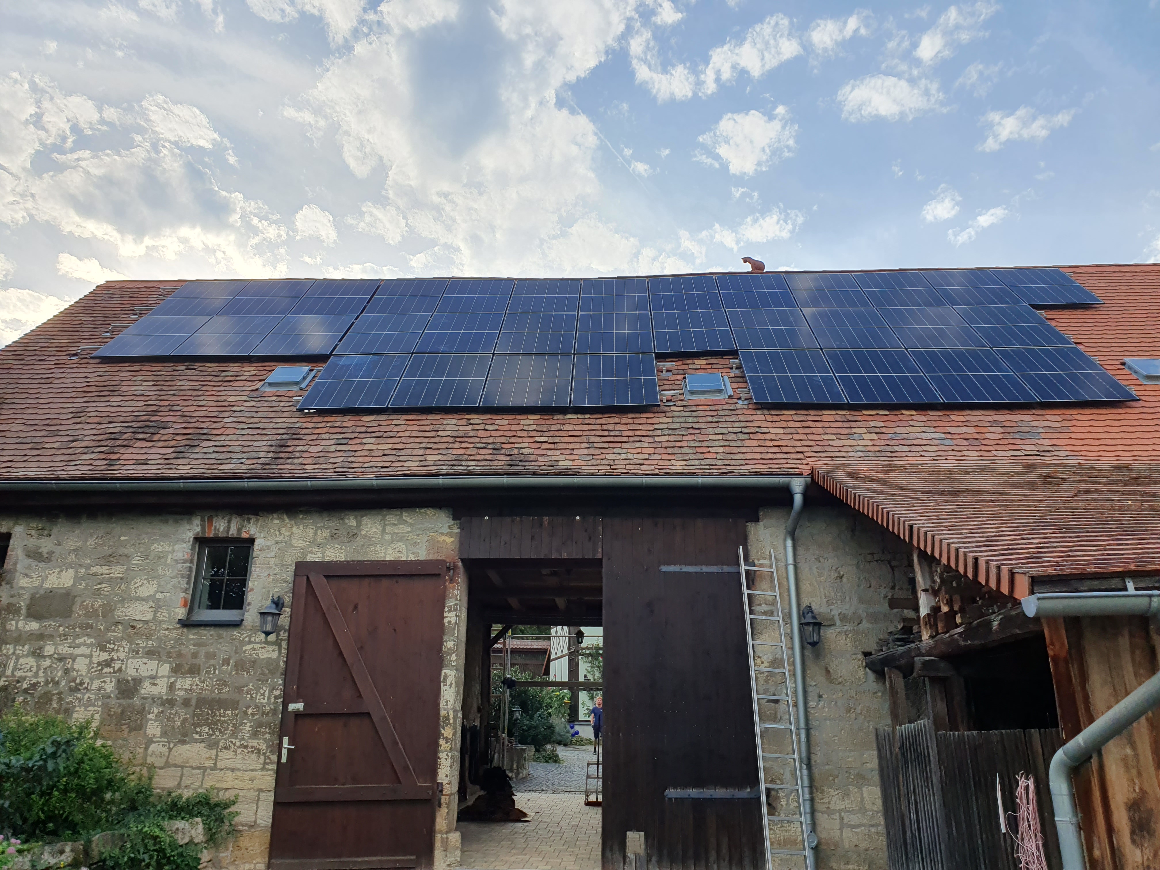 Flachdach-Photovoltaikanlage auf Garage