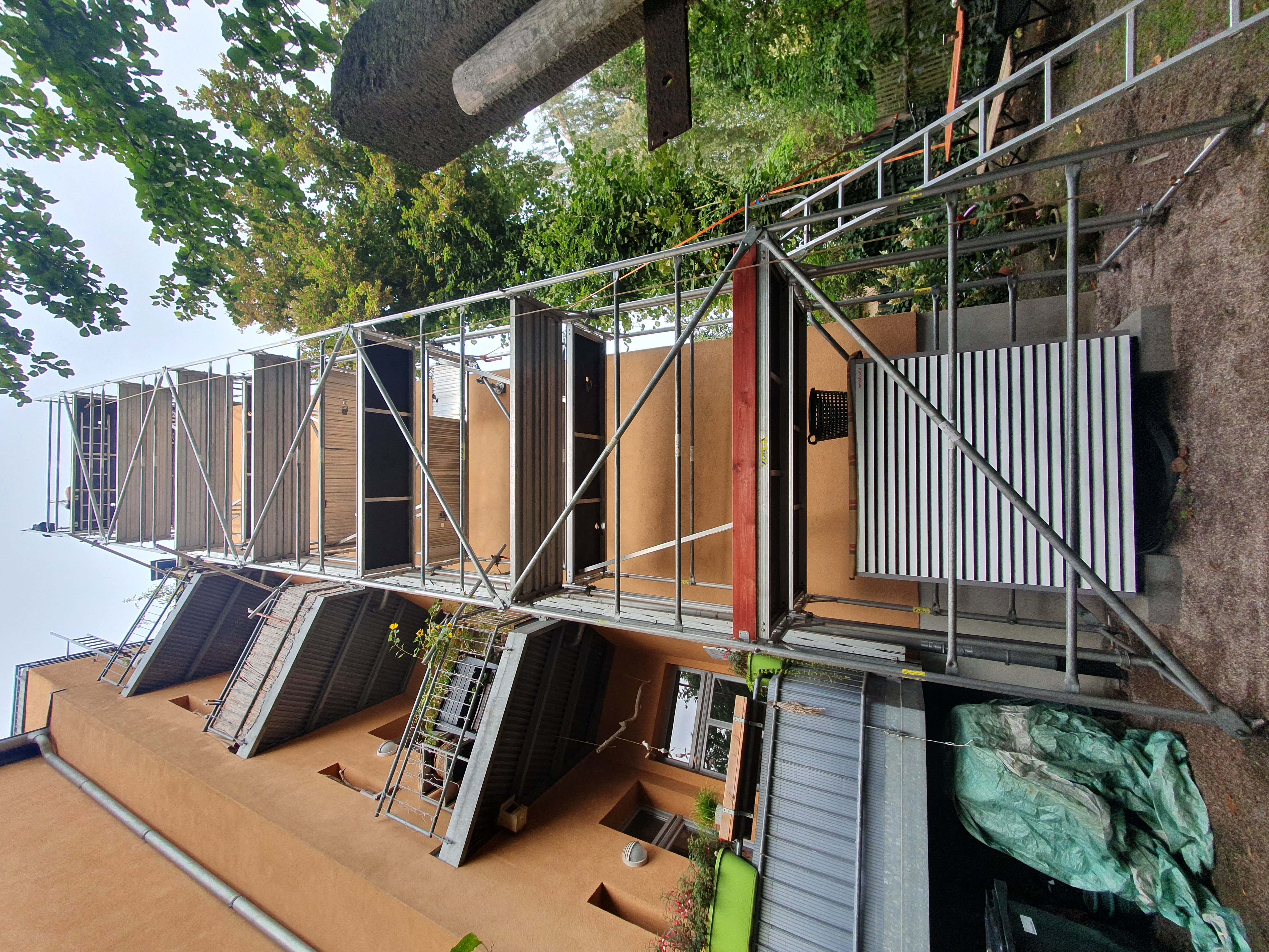 Hohes Arbeitsgerüst an Mehrfamilienhaus für Solaranlagen-Installation