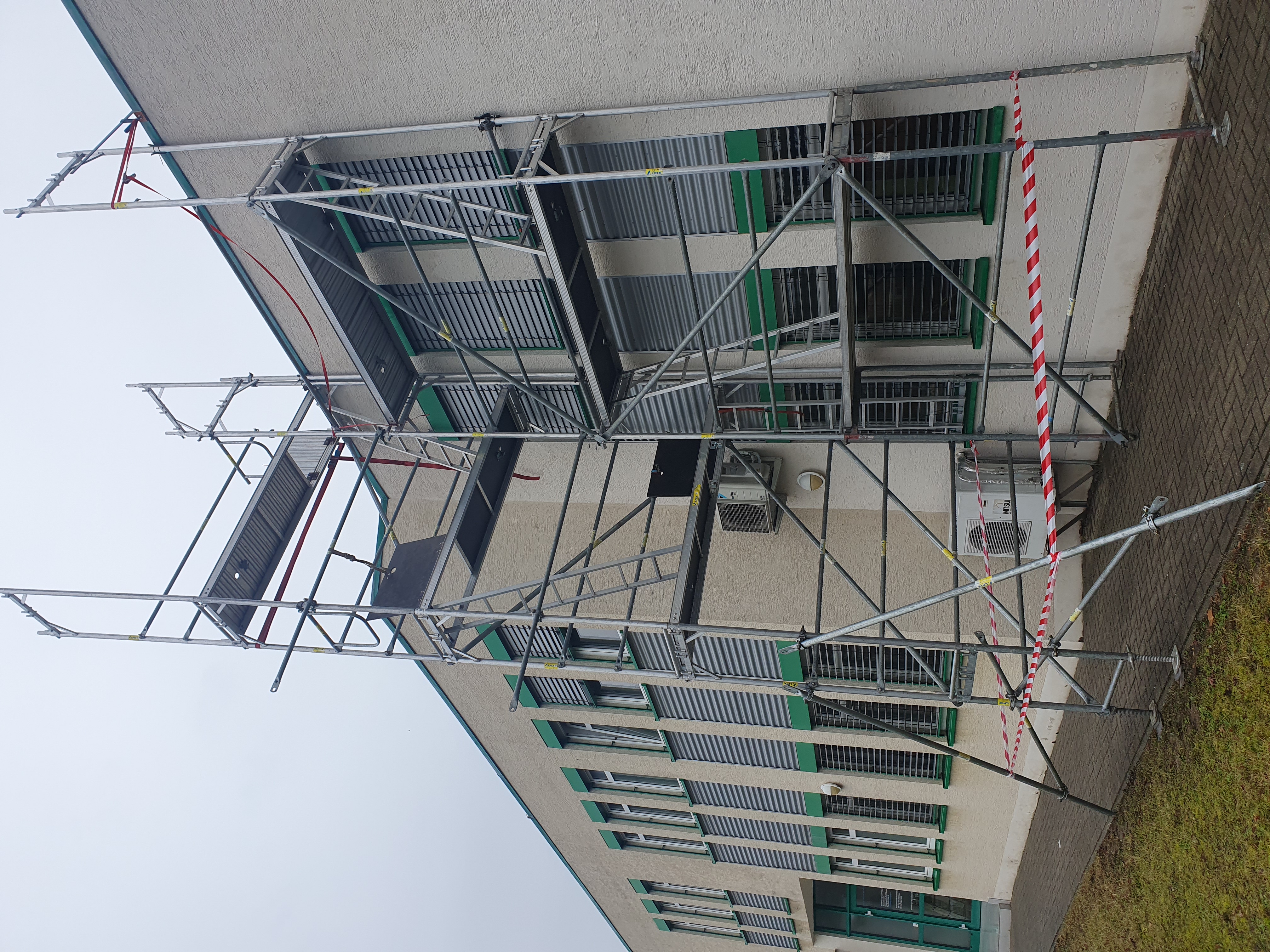 Gerüst an Gewerbegebäude für Montagearbeiten am Dach