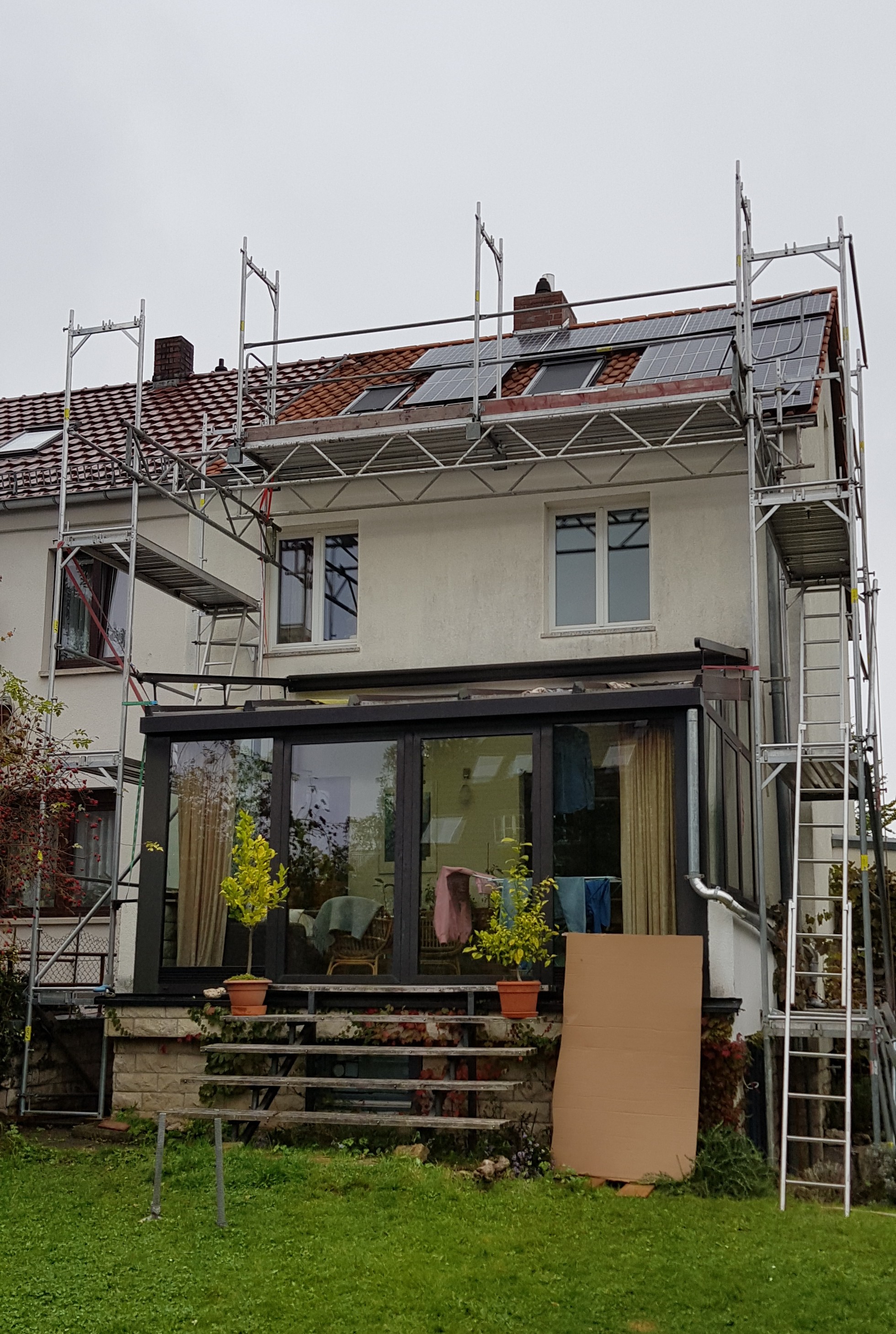 Gerüst an Wohnhaus mit Photovoltaik-Vorbereitung