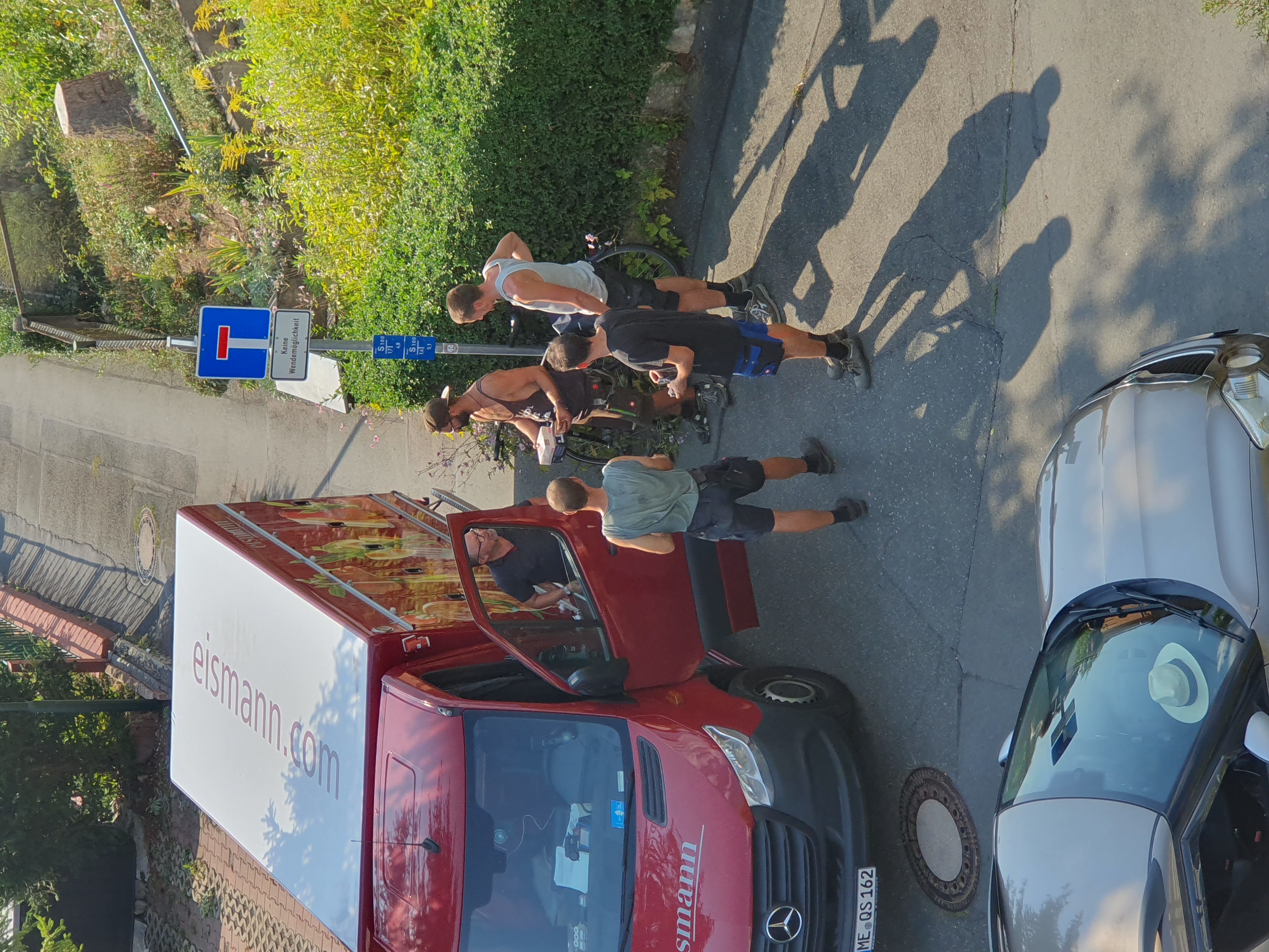 Montageteam bei der Arbeit neben Servicefahrzeug