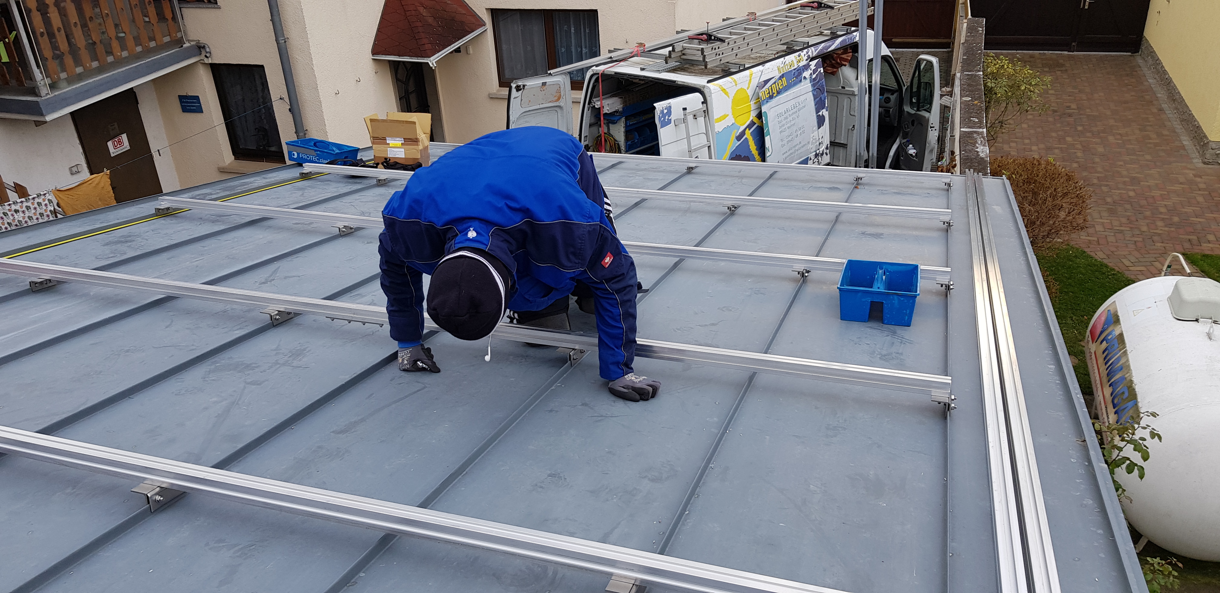 Vorbereitung der Unterkonstruktion für eine Photovoltaikanlage